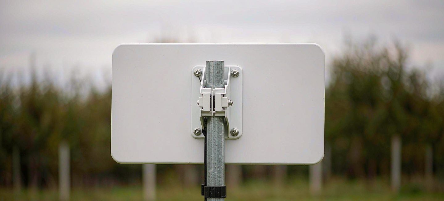 A Starlink dish screwed directly onto a 1.5 inch pipe mount, showing the shared thread